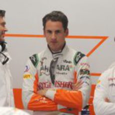 Adrian Sutil, rodeado por dos ingenieros