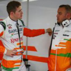 Paul di Resta habla con uno de los ingenieros