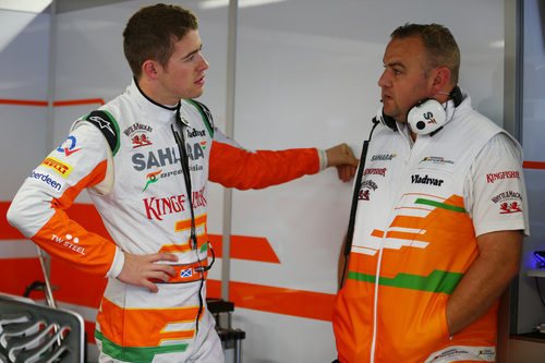 Paul di Resta habla con uno de los ingenieros