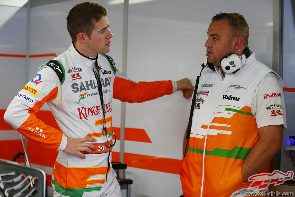 Paul di Resta habla con uno de los ingenieros