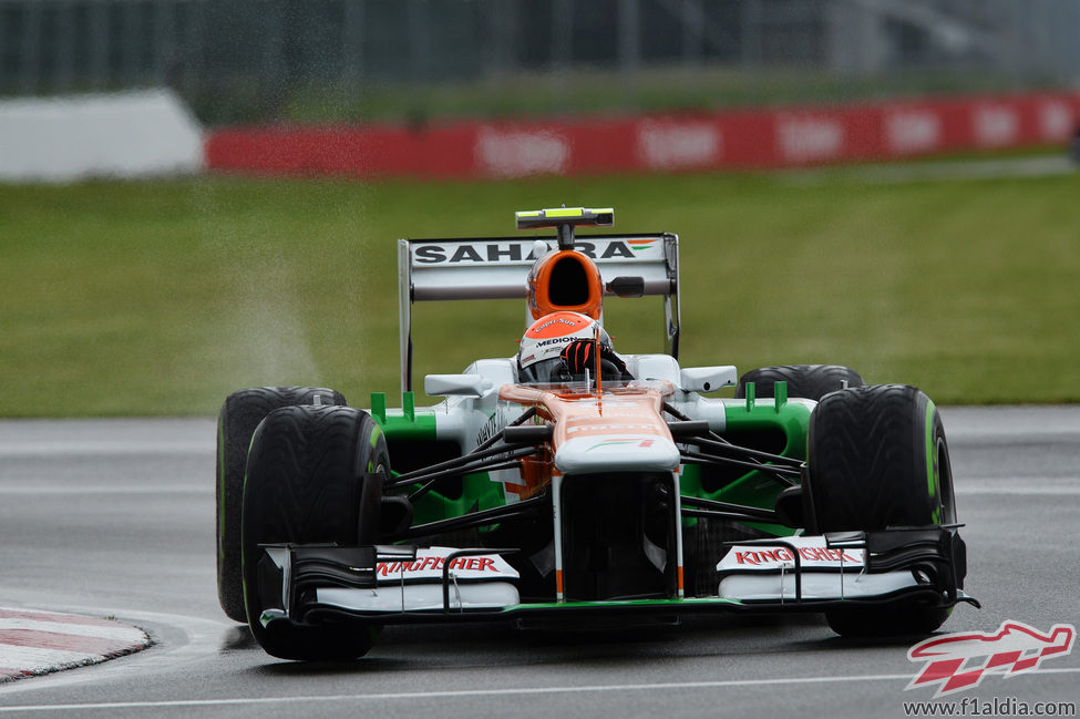 Adrian Sutil gira en una encharcada curva