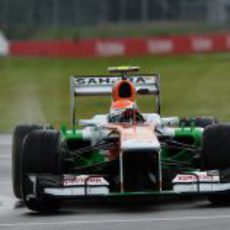 Adrian Sutil gira en una encharcada curva