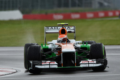 Adrian Sutil gira en una encharcada curva