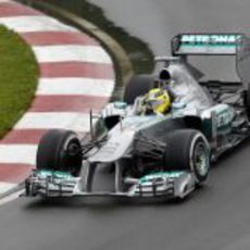 Nico Rosberg trata de no salirse de la trazada