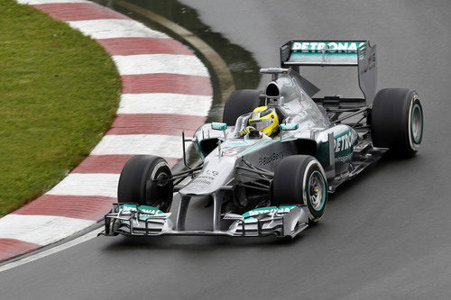 Nico Rosberg trata de no salirse de la trazada