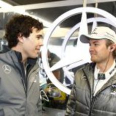 Nico Rosberg y Robert Wickens intercambian opiniones