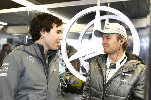 Nico Rosberg y Robert Wickens intercambian opiniones
