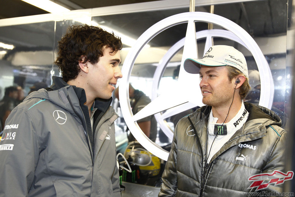 Nico Rosberg y Robert Wickens intercambian opiniones