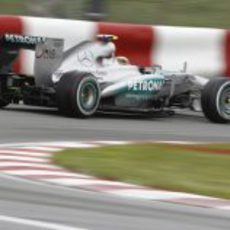 Lewis Hamilton sale de una curva en Montreal