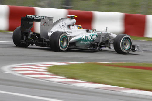 Lewis Hamilton sale de una curva en Montreal