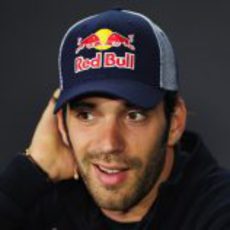 Jean Eric Vergne se toca la oreja mientras sornie