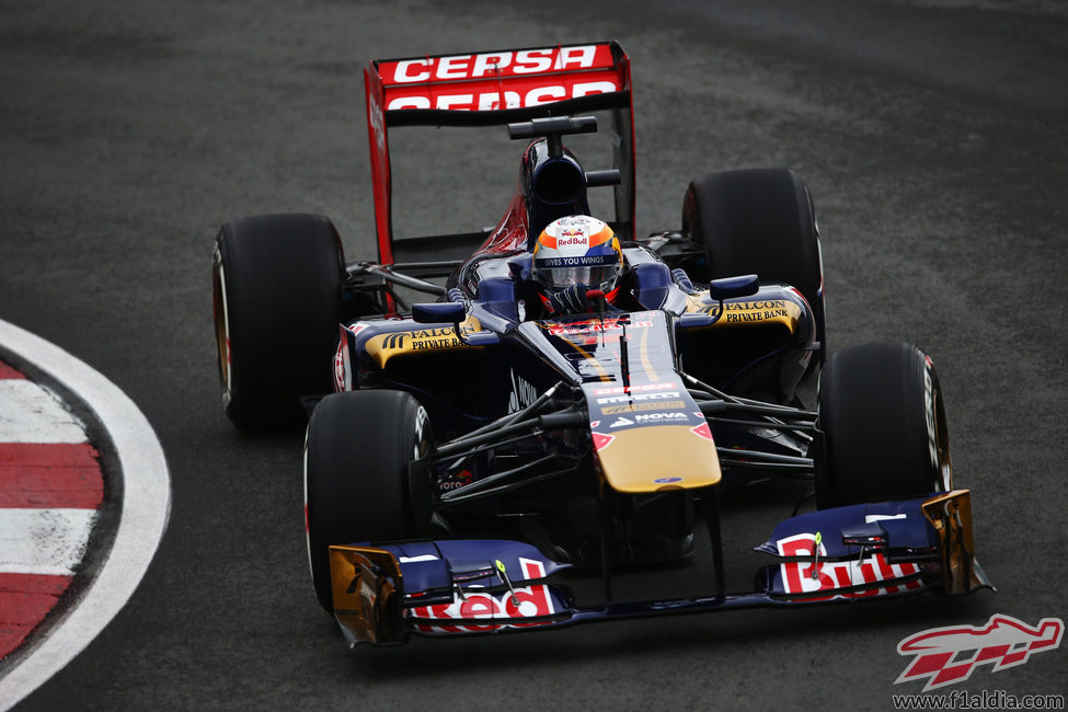 Jean Eric Vergne se acerca a los límites del circuito Gilles Villeneuve