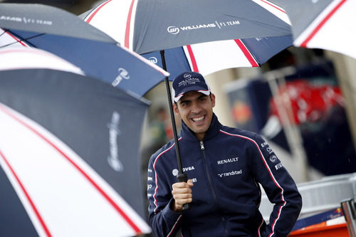 Pastor Maldonado, refugiado bajo los paraguas de Williams