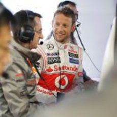 Jenson Button sonríe ante los ingenieros