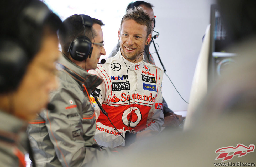 Jenson Button sonríe ante los ingenieros