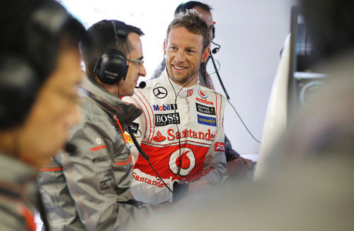 Jenson Button sonríe ante los ingenieros