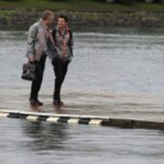 Sergio Pérez y Martin Whitmarsh cruzan el lago