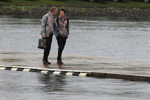 Sergio Pérez y Martin Whitmarsh cruzan el lago