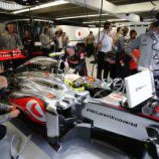 Sergio Pérez espera en el box de McLaren