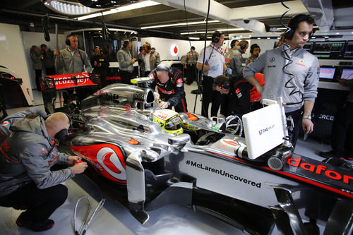 Sergio Pérez espera en el box de McLaren