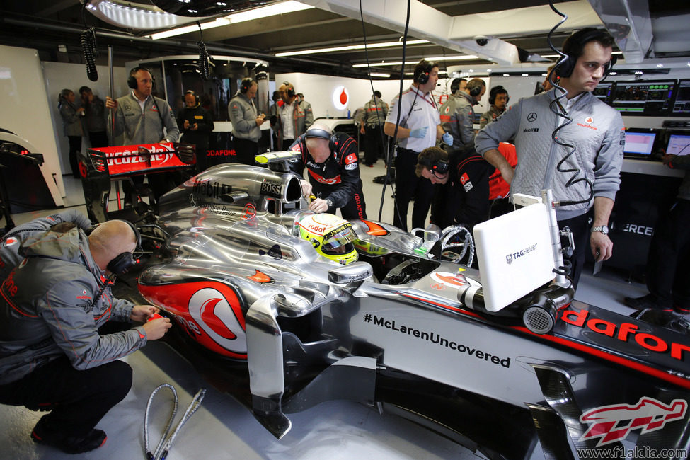 Sergio Pérez espera en el box de McLaren