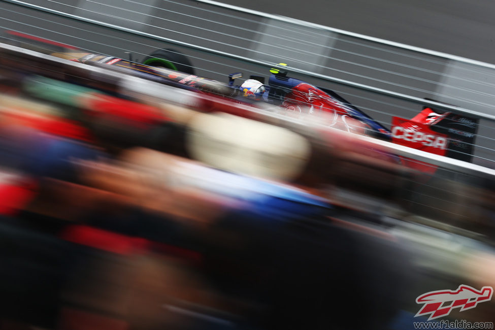 Daniel Ricciardo rueda junto a una de las abarrotadas gradas de Montreal
