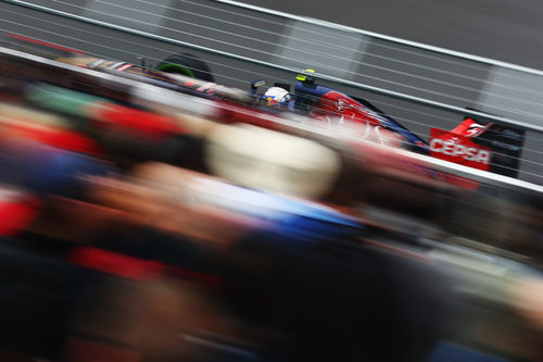 Daniel Ricciardo rueda junto a una de las abarrotadas gradas de Montreal