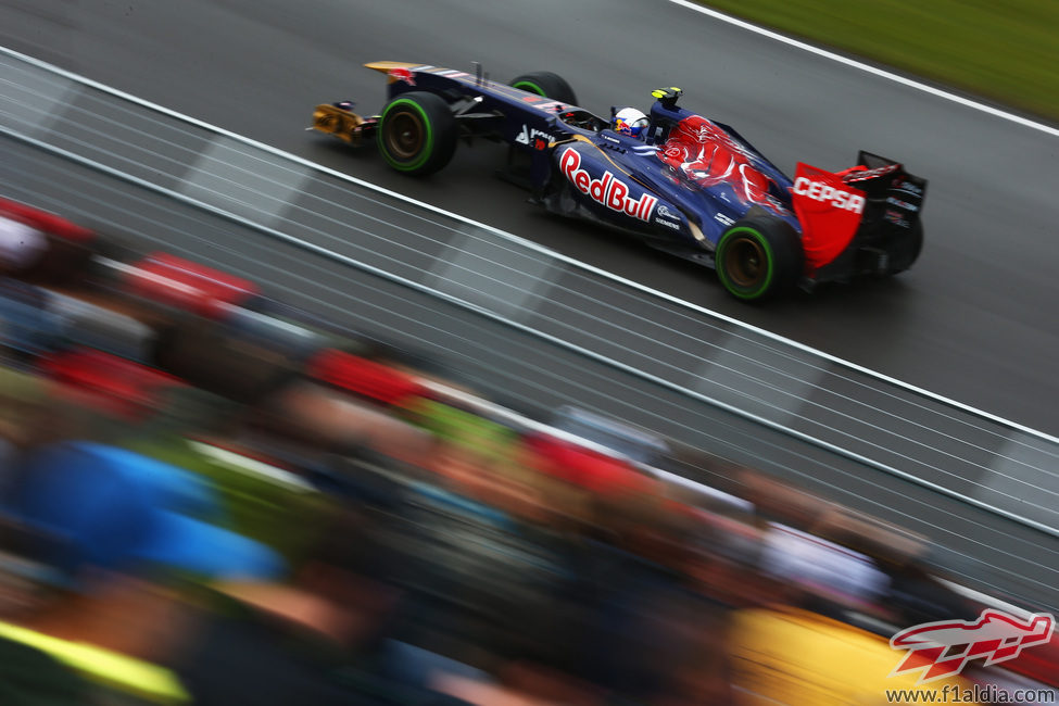 Daniel Ricciardo rueda con los intermedios en la primeras sesión de libres