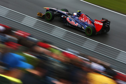 Daniel Ricciardo rueda con los intermedios en la primeras sesión de libres