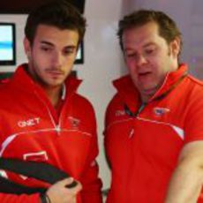 Jules Bianchi habla con Dave Greenwood