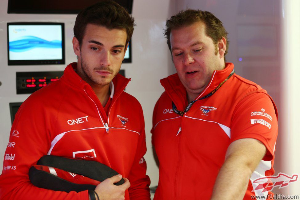 Jules Bianchi habla con Dave Greenwood