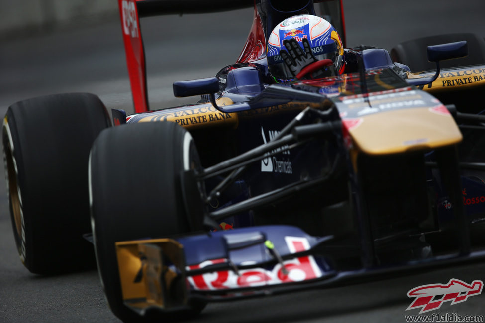 Daniel Ricciardo controla su STR8 por las curvas del circuito Gilles Villeneuve