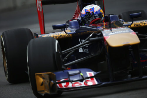 Daniel Ricciardo controla su STR8 por las curvas del circuito Gilles Villeneuve