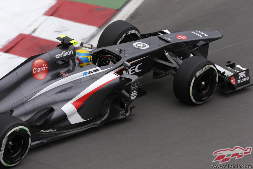 Esteban Gutiérrez lidia con su C32 durante los libres de Canadá