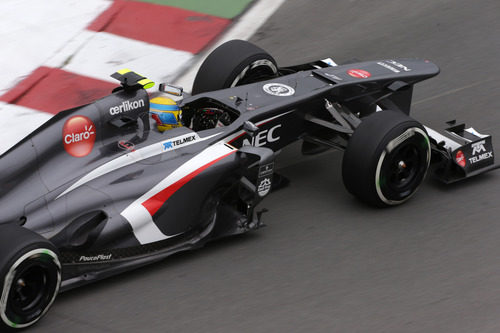 Esteban Gutiérrez lidia con su C32 durante los libres de Canadá