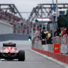 Jules Bianchi sale del 'pitlane' en Montreal