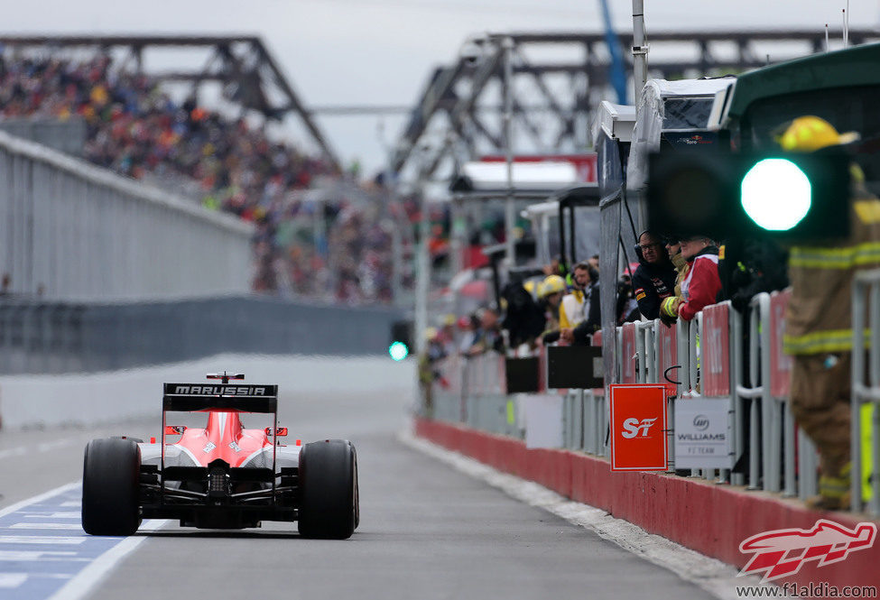 Jules Bianchi sale del 'pitlane' en Montreal