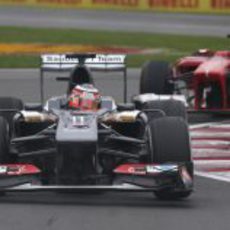 Nico Hülkenberg justo por delante de Alonso en el circuito Gilles-Villeneuve