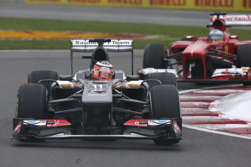 Nico Hülkenberg justo por delante de Alonso en el circuito Gilles-Villeneuve