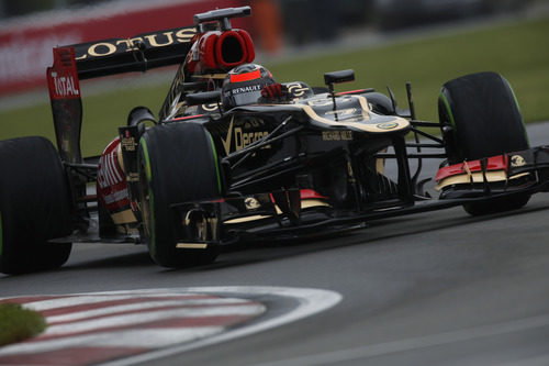 Kimi Räikkönen intenta exprimir el E21 durante la clasificación del GP de Canadá
