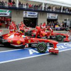 Fernando Alonso y Felipe Massa regresan a boxes