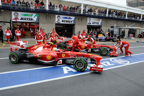 Fernando Alonso y Felipe Massa regresan a boxes