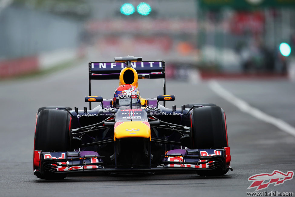 Sebastian Vettel rueda sobre asfalto mojado
