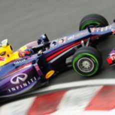 Mark Webber sale de una curva en Montreal