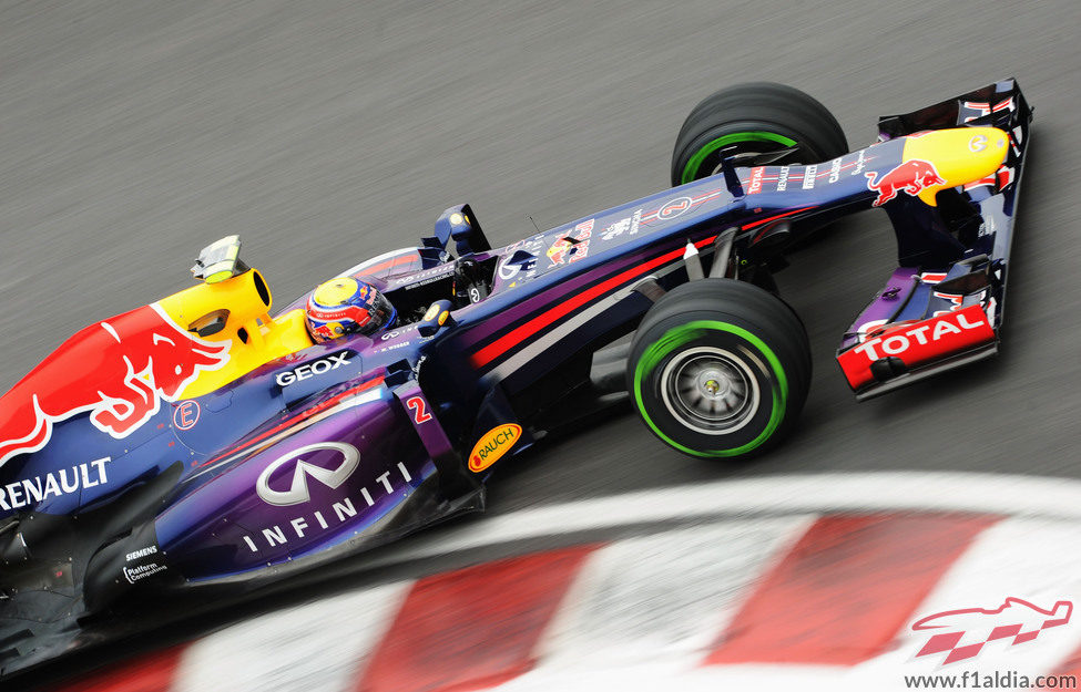 Mark Webber sale de una curva en Montreal