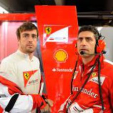 Fernando Alonso y Andrea Stella, atentos