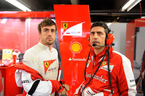 Fernando Alonso y Andrea Stella, atentos
