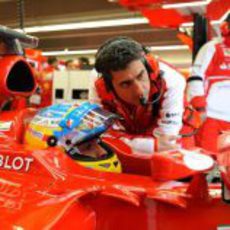 Fernando Alonso habla con su ingeniero de carrera
