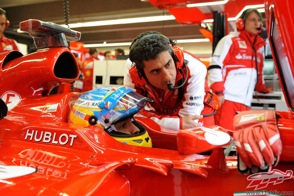 Fernando Alonso habla con su ingeniero de carrera