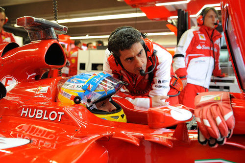 Fernando Alonso habla con su ingeniero de carrera